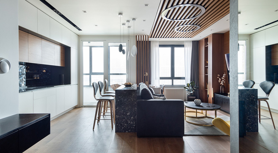 Кухню спроектировали по одной линии. Верхние шкафы выделены фактурой дерева.