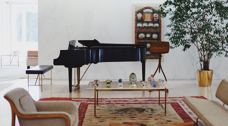 Мода на ретро и винтаж: 5 вещей, которые можно и даже нужно найти на блошином рынке