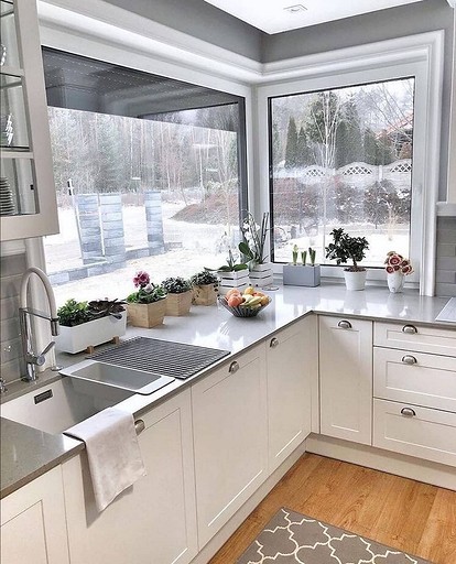 Кухня в своем доме с окном