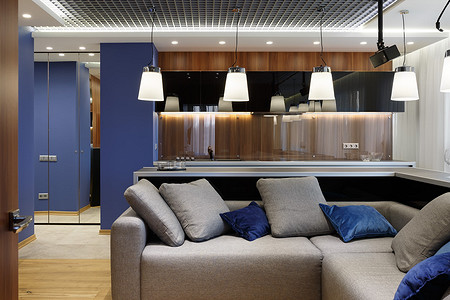 Истинно мужская квартира: сдержанный интерьер в дереве и синих тонах