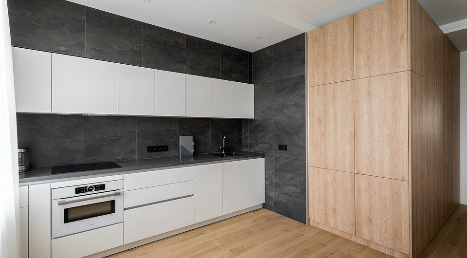 Бытовая техника подобрана в тон фасадов, чтобы максимально не выделять ее. Так же, как и раковина — выбрана в тон столешнице и монтирована снизу.