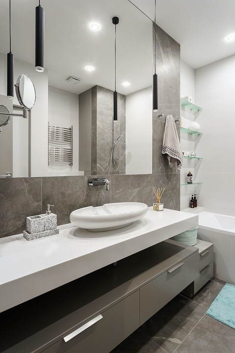 В ванной комнате предусмотрен основной свет и дополнительный, который при отдельном включении можно использовать как ночник. Кроме освещения, в дизайне привлекает внимание ниша с полками...