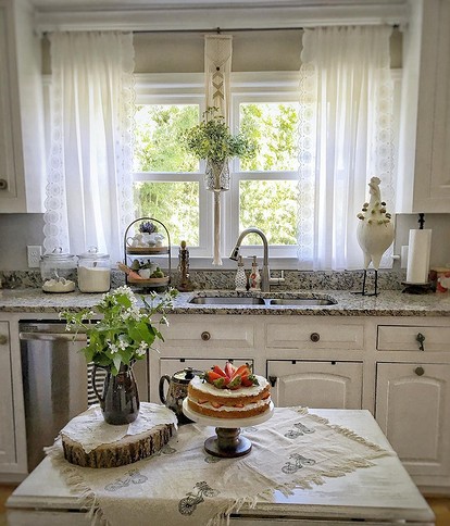 Как оформить окно на кухне: варианты оформления шторами и жалюзи — IVD.ru
