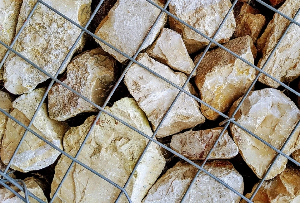 Бут добывают в карьерах взрывн&...