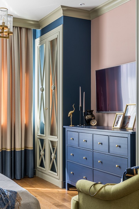 Кроме шкафов, в синей спальне также есть комод — выкрашенный в синий цвет «Хемнэс» от ИКЕА. Масс-маркет удачно вписался в роскошную обстановку. 