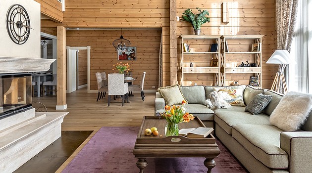 Дом с мезонином: интерьер коттеджа из клеёного бруса в стиле американской классики