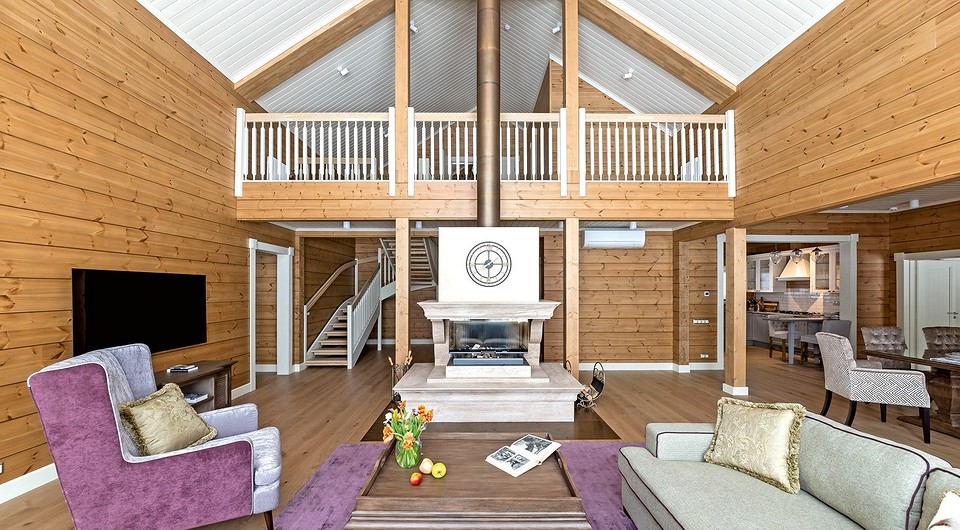 Общесемейное пространство настраивает на времяпрепровождение в дружеской беседе — обстановка гостиной ориентирована в направлении от окон к камину, а обязательный телевизор находится вне...