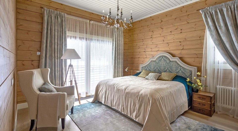 Обстановка спален матери и дочери минимальна: кровать, кресло, туалетный стол. Шкафы и комоды отпали за ненадобностью — к каждой комнате примыкает по гардеробной.