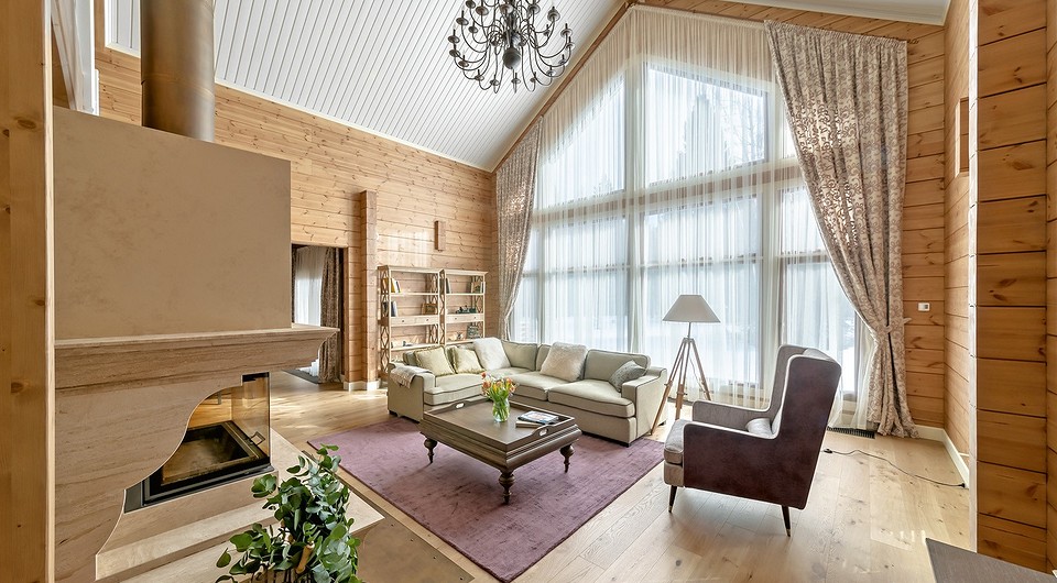 В ходе интерьерного проектирования зонирование было изменено таким образом, что даже в отсутствие части стен гостиная обрела относительную приватность. Её обеспечил камин, сооружённый на...