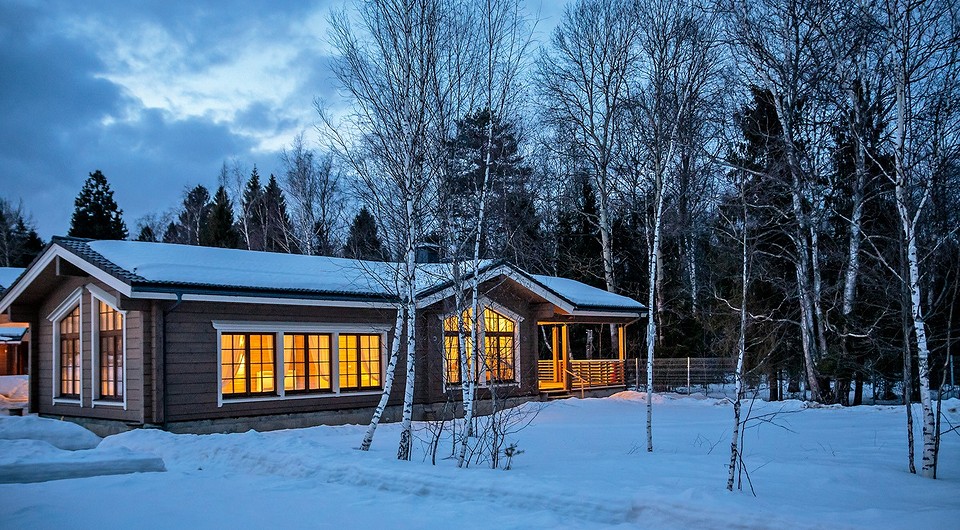 Помимо основного коттеджа на участке построена также одноэтажная баня. Для её возведения использован домокомплект, спроектированный и произведённый той же компанией. Общий метраж строения...