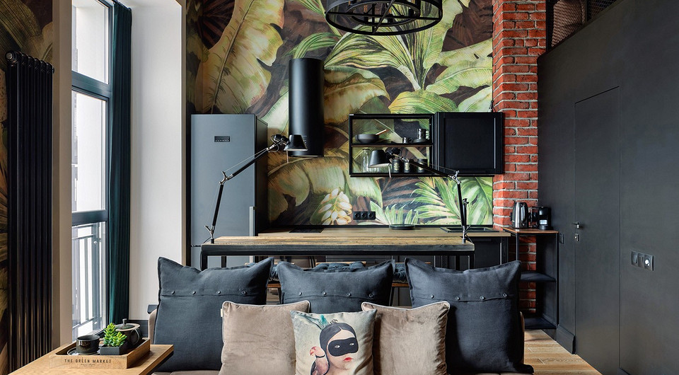 Из-за ошибки застройщика изнутри кирпичные стены были покрыты густым слоем чёрной краски, пришлось возвращать им исходный облик.