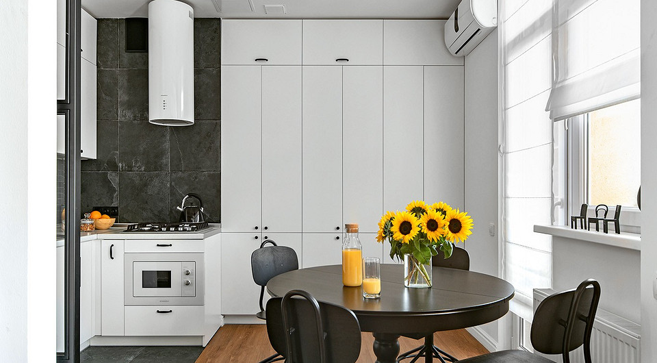 Максимальные — 30-­сантимет­ровые — потери высоты потолка в зоне кухни обусловлены необходимостью скрыть за подшивной конструкцией из ГКЛ широкие вентиляционные трубы. Пере...