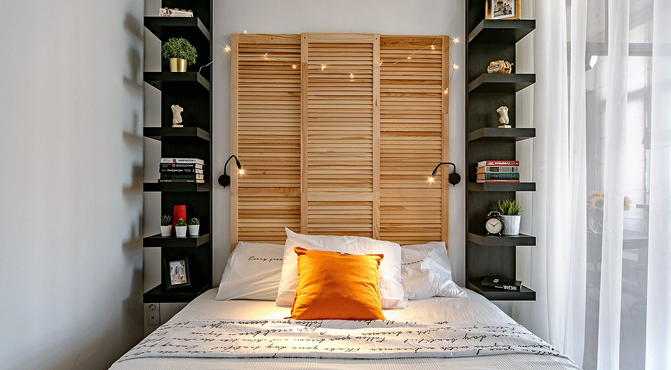 Формируя обстановку этой квартиры, дизайнеру пришлось идти на разного рода ухищрения. Например, для организации зоны сна вместо готовой кровати и традиционных тумбочек были приобретены: о...