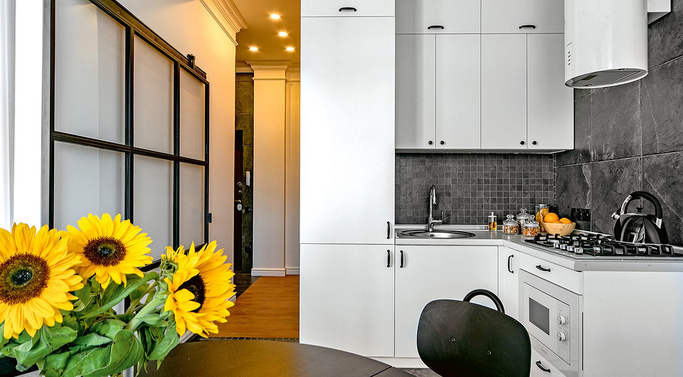 Изготовление корпусной мебели на заказ позволило выбрать для неё качественные, но более доступные по цене материалы, а кроме того, точно вписаться в имеющиеся размеры.