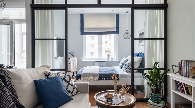 Маленькая квартира в скандинавском стиле с белыми стенами и синими акцентами