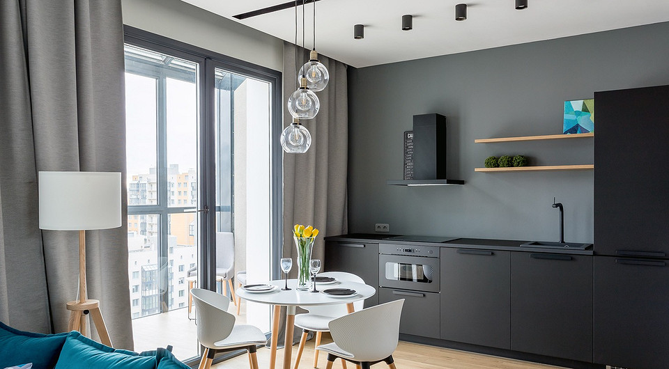 Дизайн потолка тщательно продуман. Чёрные линии — окрашенные ниши в гипсокартонной конструкции — подчёркивают геометрию пространства и вносят динамику в небольшой объём помещения.