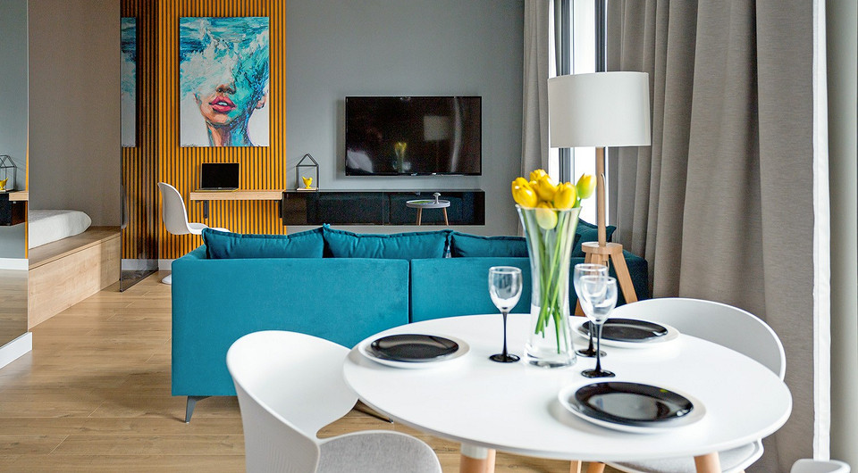 Цветовую палитру дизайнер привнесла из окружающего ландшафта: сочетание «северного» серого со светлыми тонами дерева, акценты из чёрных графичных элементов и ярких всплесков бирюзового и...