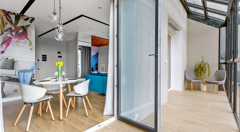 Благодаря прозрачному потолку остекления лоджии удалось достичь эффекта неба в квартире, а вид на город, открывающийся из панорамных окон, стал продолжением интерьера.