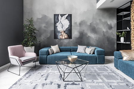 Нестандартный интерьер дома в Екатеринбурге: черно-белый цвет, яркие акценты и элементы шале