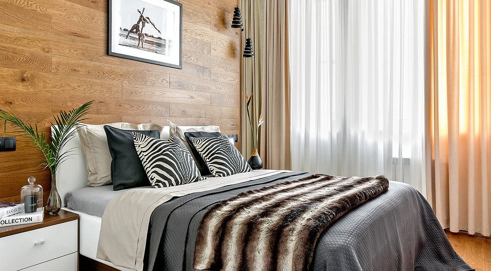 Так как часть площади родительской спальни заняла гардеробная, на зону сна оставалось менее 11 м2. Зеркальные полотна по обе стороны от изголовья добавили комнате глубины.