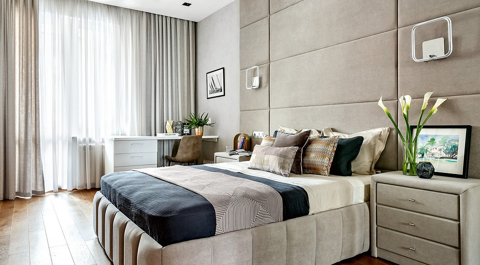 Мягкие панели на стене в комнате дочери служат неплохой звукоизоляцией. Выравнивать стену не было необходимости — этот отделочный материал отлично скрывает небольшие огрехи поверхности. Н...