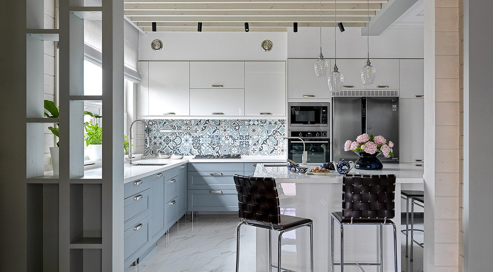 Кухонный гарнитур обновили. У заказчиков ранее была кухня ИКЕА. Каркасы оставили, а фасады изготовили новые, на заказ. 