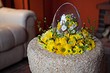 4 красивых варианта пасхальных украшений из хризантем от флористов