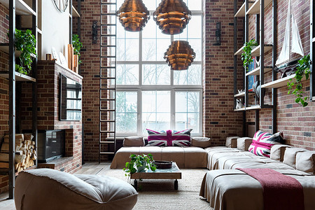 Трехэтажный дом в стиле лофт с большой зоной отдыха, библиотекой и творческой мастерской