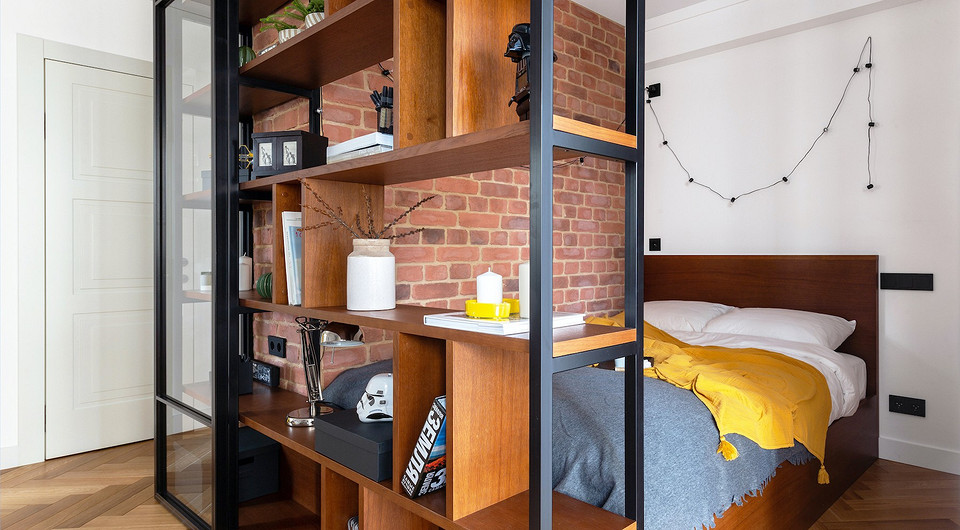 Полноценная кровать, изготовленная на заказ, примыкает к стеллажу, они выполнены из одного материала — шпонированного МДФ. Боковой подъемный механизм у кровати обеспечивает свободный дост...