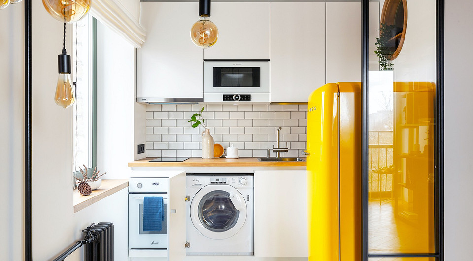 Стиральная машина встроена в кухонный гарнитур. Для рационального использования пространства выбрали узкий духовой шкаф (шириной 45 см) и двухконфорочную варочную панель, это позволило со...