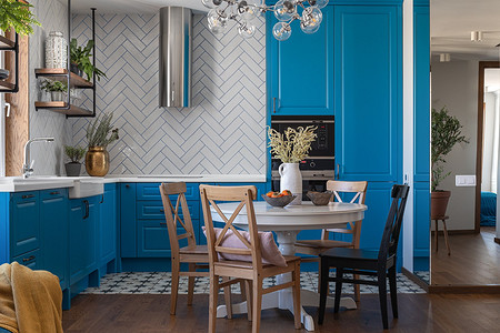 Трехкомнатная квартира в Екатеринбурге с яркими акцентами и ковром на…стене