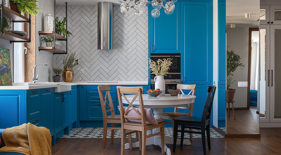 Трехкомнатная квартира в Екатеринбурге с яркими акцентами и ковром на…стене