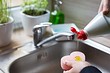 10 способов применения банальной жидкости для мытья посуды в уборке и быту