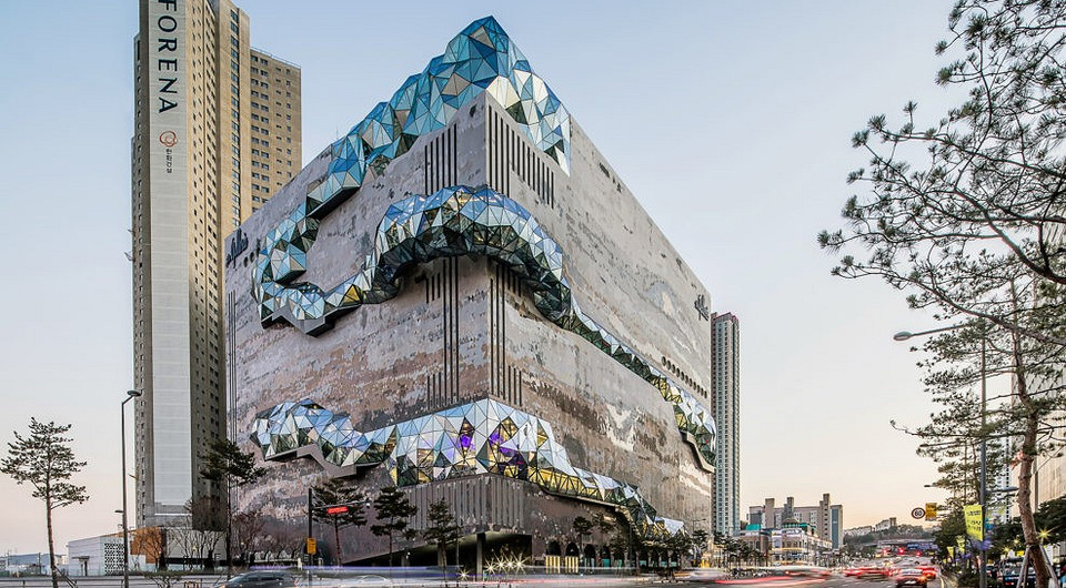 Огромный «булыжник с драгоценными камнями»: как выглядит новый ТЦ в Южной Корее