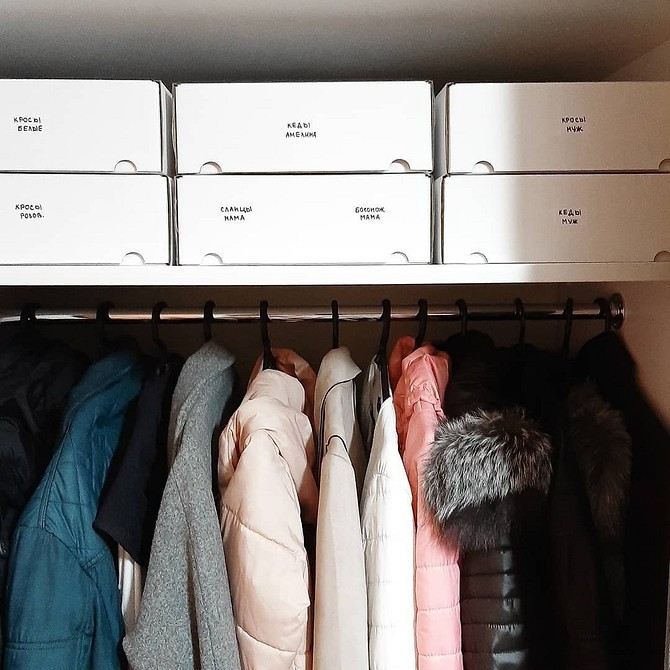 Как сложить зимнюю куртку. Шкаф для курток. Хранение зимних вещей. Компактно сложить зимние вещи. Хранение зимних вещей в шкафу.