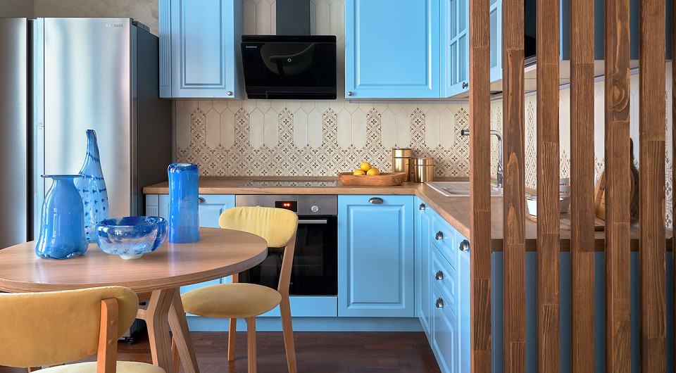 Солнечная и функциональная квартира площадью 35,7 кв. м со спальней, гостиной и гардеробной