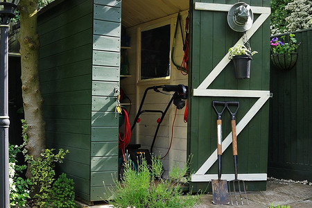 Как хранить садовые инструменты, чтобы они не занимали много места: 7 способов и примеров