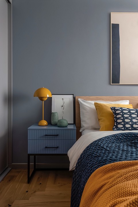 В спальне основное настроение задает графичная картина Two roads над кроватью из галереи Setis Art Space, а также цветовой контраст насыщенного желтого с синими и фиолетовыми тонами. Тумб...