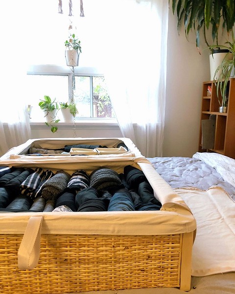 В ящиках можно хранить сезонную или повседневную одежду. Главное, чтобы вам было удобно доставать нужный предмет.На фото — пример ящиков для хранения под кроватью.