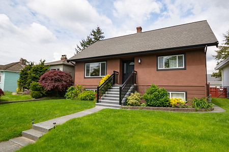 7 действий на участке, которые могут спровоцировать конфликт с соседями