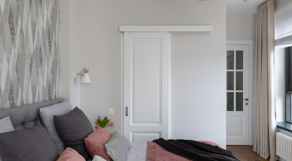 Спальня. За раздвижной дверью расположена гардеробная.