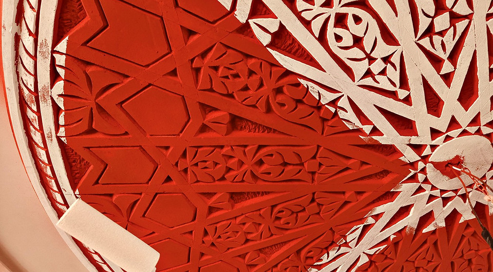 Композиции из разнообразных молдингов оживляют однотонные стены, придают им структурность, ритм.