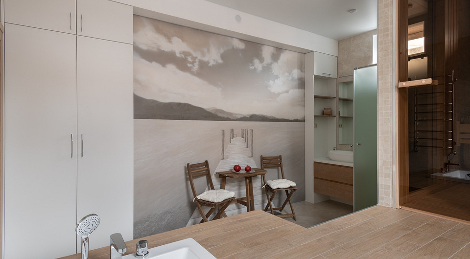 Зона спа. Здесь расположены сауна с частично стеклянными стенками и электрической печкой, купель с подсветкой и форсунками для расслабляющего массажа, а также душевая кабина, раковина и в...