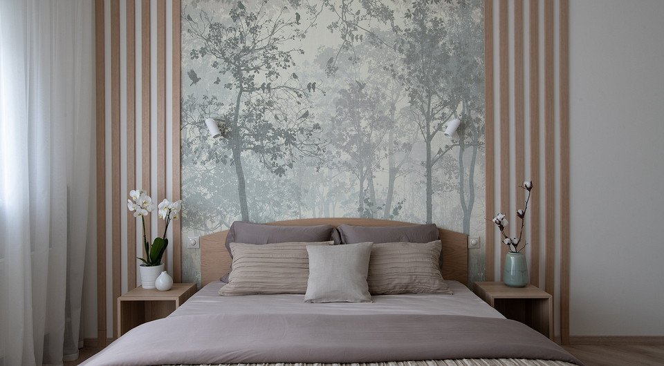 Спальня заказчиков. Кровать со шпонированным изголовьем выполнена на заказ. Прикроватные тумбочки — модули ИКЕА «Экет», которые поставили на ножки.