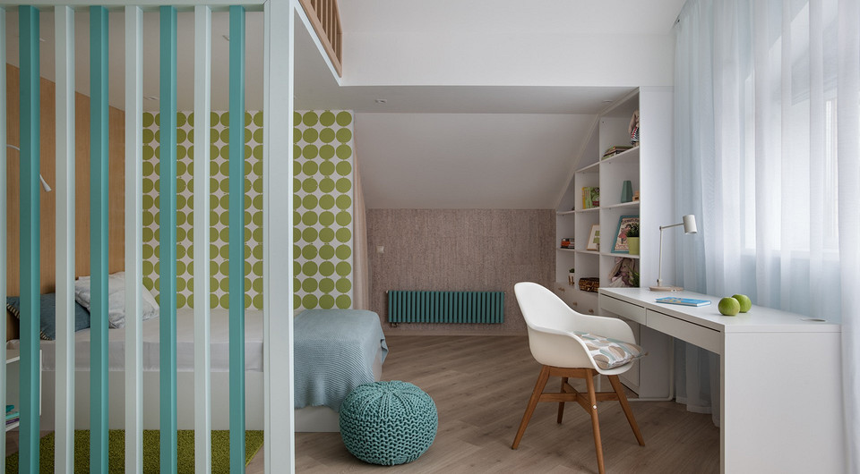 В детской установлены большой шкаф под антресолью, открытый стеллаж для книг и игрушек рядом с письменным столом.