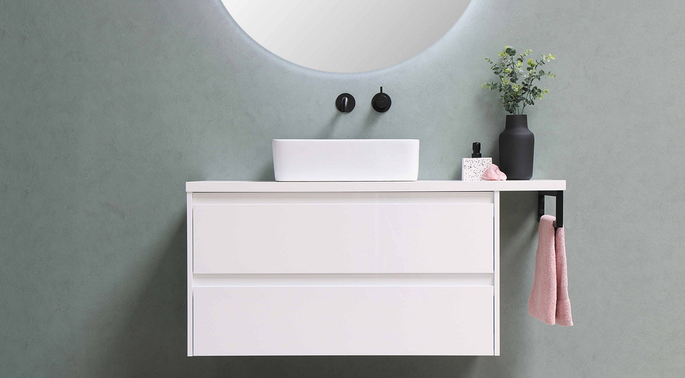 5 интерьеров ванных комнат для тех, кто не любит яркие цвета