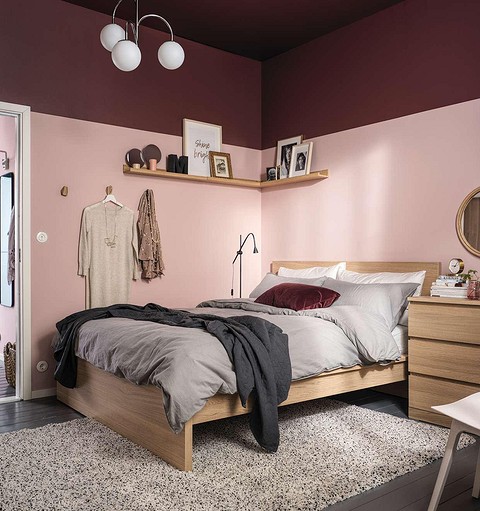 Это решение позволяет выстроить правильное впечатление от маленькой комнаты и избежать ощущения «колодца», которое часто возникает в маленьких пространствах с высокими потолками.