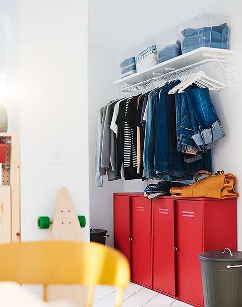 Например, как в этом примере. Шкафы расположены в импровизированной проходной гардеробной, которая собрана из рейла, полки и шкафчиков «Ивар» в красном цвете. Подобные шкафы удачно в...