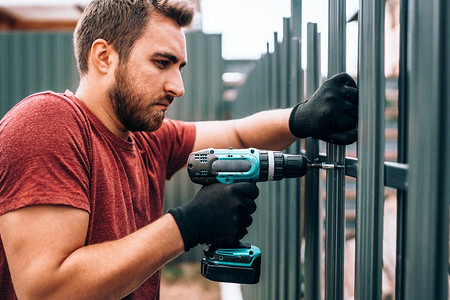 Подробная инструкция по установке забора из евроштакетника своими руками