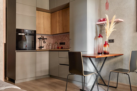 Студия 28 кв. м с неправильной планировкой, которую наполнили всем необходимым